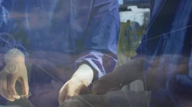 Ameliyathanedeki cerrahlar üzerinden bağlantı ve veri işleme ağının animasyonu. Dijital olarak üretilen tıbbi ve sağlık teknolojisi kavramı.