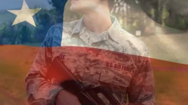 Beyaz erkek asker üzerinde Şili bayrağının animasyonu. Ordu, sivil savunma, vatanseverlik konsepti dijital olarak oluşturulmuş video.