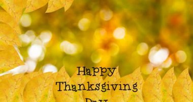 Mutlu Şükran Günü mesajları ve sonbahar yaprakları Bokeh ışıkları lekesine karşı. Şükran günü kutlaması ve sonbahar mevsimi konsepti