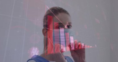 Yüz maskesi takan beyaz kadın hakkında veri işleme animasyonu. küresel covid 19 salgın konsepti dijital olarak oluşturulmuş video.