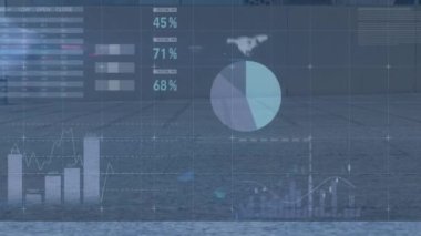 Sokaklarda yürüyen farklı insanlar üzerinde finansal veri işleme animasyonu. küresel iş, veri işleme ve dijital arayüz konsepti dijital olarak oluşturulmuş video.