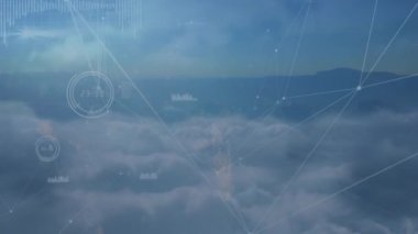 Arka plandaki bulutların üzerindeki bağlantı ağının animasyonu. küresel bağlantılar, veri işleme ve dijital arayüz konsepti dijital olarak oluşturulmuş video.