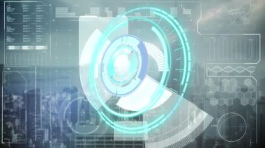 Şehir manzarası üzerinde dönen güvenli kilit ve veri işleme animasyonu. küresel hesaplama, veri işleme, bağlantılar ve dijital arayüz konsepti dijital olarak oluşturulmuş video.