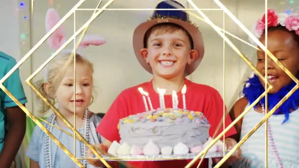Animacja Złotego Wzoru Nad Chłopcem Trzymającym Tort Urodzinowy Dziecięcej Imprezie — Wideo stockowe