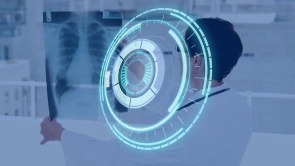 X線スキャンをチェックする女性医師上のスコープスキャンのアニメーション 世界中の医療技術通信接続の概念デジタルで生成されたビデオ — ストック動画