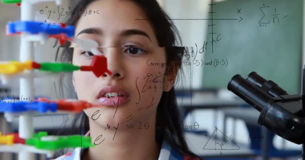 Animação Fórmulas Matemáticas Sobre Estudante Usando Microscópio Educação Infância Criatividade — Vídeo de Stock