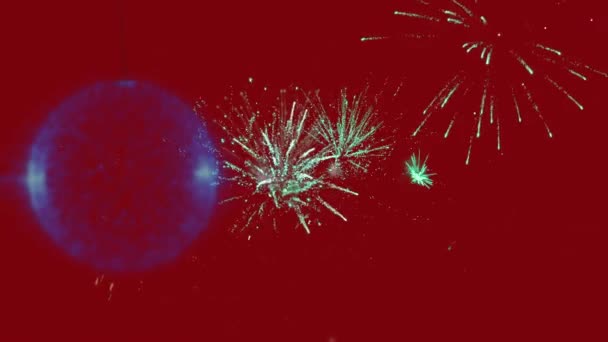 Grußworte Der Saison Und Hängende Blaue Kugeln Gegen Feuerwerk Das — Stockvideo