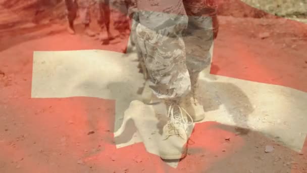 在士兵行军的上空飘扬着天国的旗帜 武装部队 公共防御 爱国主义和独立概念数码视频 — 图库视频影像