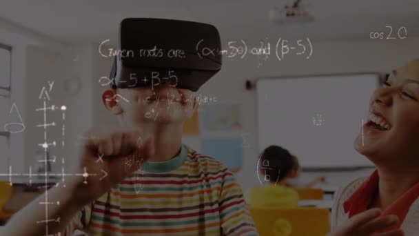 Animering Matematiska Ekvationer Över Skolpojke Bär Headset Utbildningskoncept Digitalt Genererad — Stockvideo