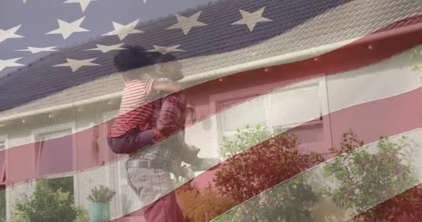 Afro Amerikan Baba Kızının Eğlenmesi Üzerine Amerika Birleşik Devletleri Bayrağının — Stok video