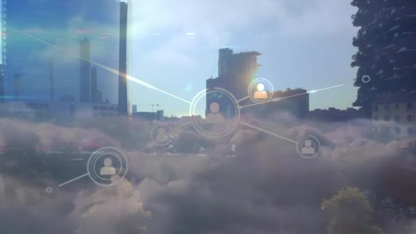 Animation Von Netzwerken Von Verbindungen Mit Ikonen Über Dem Stadtbild — Stockvideo