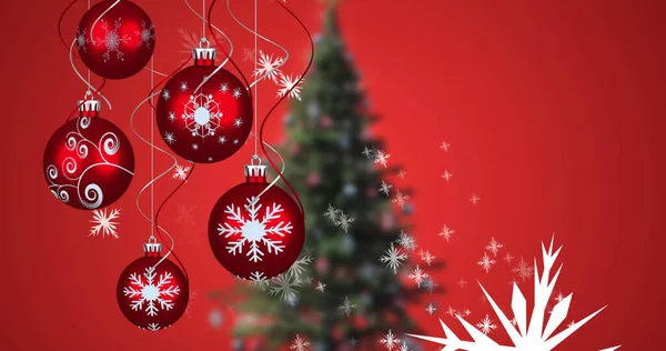 Afbeelding Van Sneeuwval Kerstballen Kerstboom Rode Achtergrond Kerstmis Traditie Viering — Stockfoto