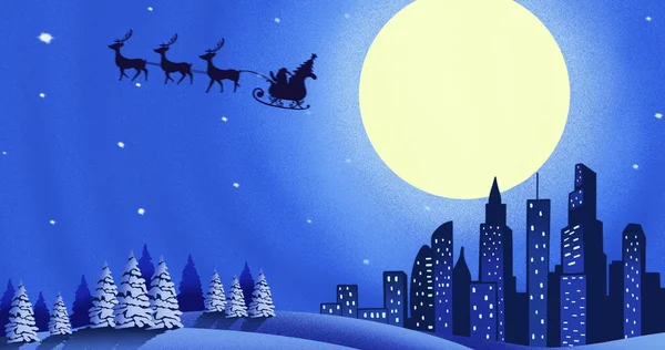 照片上的圣诞老人的黑色轮廓在雪橇上被拖着 背景是满月和城市景观 — 图库照片