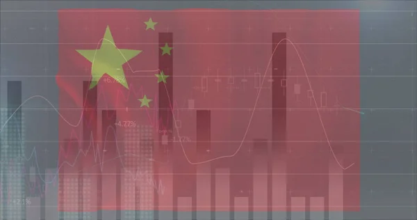 中国の国旗が財務データ処理や統計記録に手を振っているイメージ 世界中の金融やビジネスの概念をデジタルで — ストック写真