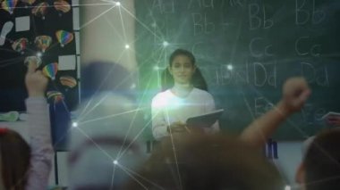 Çeşitli öğretmenler ve okul çocukları üzerindeki bağlantı ağının animasyonu. küresel eğitim, bağlantılar, veri işleme ve teknoloji konsepti dijital olarak oluşturulmuş video.