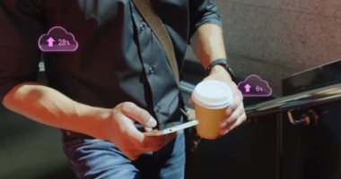 Dijital bulutların animasyonu, akıllı telefon kullanarak insanların yüzdesi artıyor. küresel ağlar, bağlantılar, veri depolama ve dijital arayüz konsepti dijital olarak oluşturulmuş video.