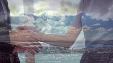 Şehir manzarası üzerinde iş adamı tokalaşmasının animasyonu. küresel iş, anlaşma, başarı ve bağlantılar konsepti dijital olarak oluşturulmuş video.