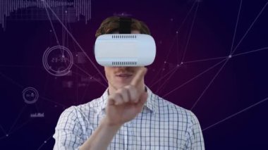 Arka planda VR kulaklık takan iş adamıyla bağlantı ağının animasyonu. küresel bağlantılar ve dijital arayüz konsepti dijital olarak oluşturulmuş video.
