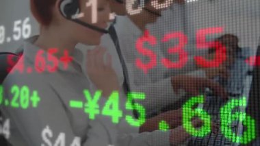 Telefon kulaklığı kullanan iş adamlarının finansal veri işleme animasyonları. küresel iş, finans, veri işleme ve dijital arayüz kavramı dijital olarak oluşturulmuş video.