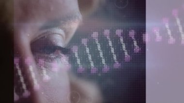 Kadın yüzü üzerindeki bağlantılarla dönen DNA iplikçiklerinin animasyonu. küresel bilim, bağlantılar, veri işleme ve dijital arayüz kavramı dijital olarak oluşturulmuş video.