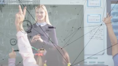 Çeşitli öğretmenler ve okul çocukları üzerindeki bağlantı ağının animasyonu. küresel eğitim, bağlantılar, veri işleme ve teknoloji konsepti dijital olarak oluşturulmuş video.