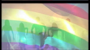 Gökkuşağı bayrağı üzerinde hareket eden ekranların ve zıplayan insanların animasyonu. lgbtq gurur ve eşitlik kutlaması konsepti dijital olarak oluşturulmuş video.