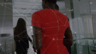 Ofisteki çeşitli iş adamları üzerindeki bağlantı ağlarının animasyonu. küresel iş, veri işleme ve dijital arayüz kavramı dijital olarak oluşturulmuş video.