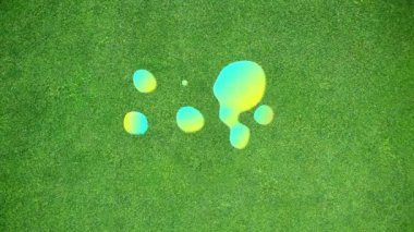 Yeşil arka planda yeşil hareketli nokta animasyonu. Sosyal medya ve iletişim arayüzü kavramı dijital olarak oluşturulmuş video.