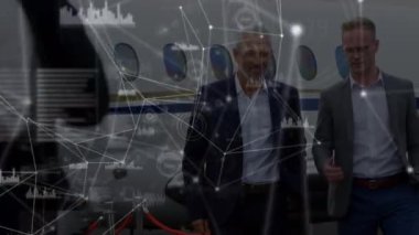 Havaalanında konuşan çeşitli iş adamları üzerinden bağlantı ağlarının animasyonu. küresel bağlantılar, veri işleme ve dijital arayüz konsepti dijital olarak oluşturulmuş video.