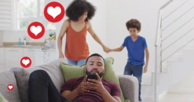 Sosyal medya kalp ikonlarının animasyonu akıllı telefon kullanan iki ırklı adama göre. Kahve içiyorum. küresel iletişim, bağlantılar ve sosyal medya konsepti dijital olarak oluşturulmuş video.