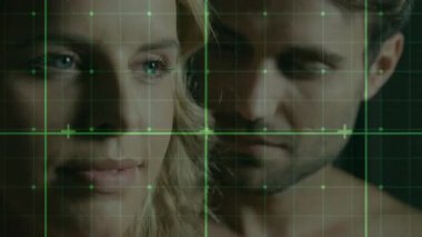 Kafkasyalı çiftin veri işleme animasyonu. küresel veri işleme, hesaplama ve dijital arayüz kavramı dijital olarak oluşturulmuş video.