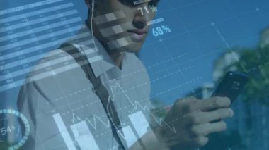 Akıllı telefon kullanarak melez ırk üzerinden finansal veri işleme animasyonu. küresel iş, veri işleme ve dijital arayüz konsepti dijital olarak oluşturulmuş video.