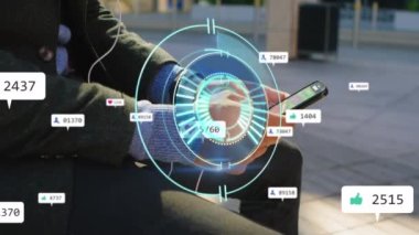 Sosyal medya simgelerinin ve akıllı telefon kullanan insanların taranması. küresel bağlantılar, veri işleme ve dijital arayüz konsepti dijital olarak oluşturulmuş video.