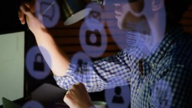 VR kulaklık takan karışık ırk adamlarının sosyal medya simgeleri ve veri işlemelerinin animasyonu. küresel dijital arayüz, teknoloji ve sosyal medya konsepti dijital olarak oluşturulmuş video.