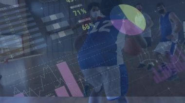 Yüz maskesi takan çeşitli basketbol oyuncularının finansal veri işleme animasyonları. global spor, iş, veri işleme ve dijital arayüz konsepti dijital olarak oluşturulmuş video.