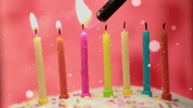 Çakmak ve doğum günü mumlarının üzerinde uçan noktaların animasyonu. doğum günü, şenlik ve kutlama konsepti dijital olarak oluşturulmuş video.