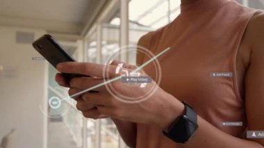 Akıllı telefon kullanan kadın üzerindeki simgelerle bağlantı ağının animasyonu. Sosyal medya ve iletişim konsepti dijital olarak oluşturulmuş video.