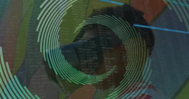 Çocuk üzerinde vr kulaklık kullanarak dönen şekillerin animasyonu. Sosyal medya mesajlaşması ve küresel iletişim teknolojisi konsepti dijital olarak oluşturulmuş video.