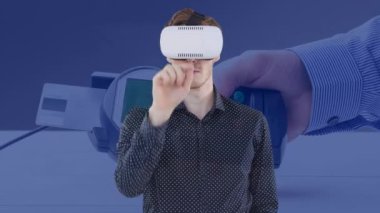 VR kulaklık takan iş adamının ödeme terminalinin üzerindeki sanal ekrana dokunuşu. küresel bağlantılar, iş ve çevrimiçi nakitsiz işlemler kavramı dijital olarak oluşturulmuş video.