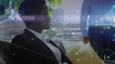 Muhtelif iş adamlarının ofislerinde el sıkışarak iletişim ağlarının animasyonu. küresel iş, veri işleme ve dijital arayüz kavramı dijital olarak oluşturulmuş video.