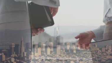 Şehir manzarası üzerinde iş adamı tokalaşmasının animasyonu. küresel iş, anlaşma, başarı ve bağlantılar konsepti dijital olarak oluşturulmuş video.