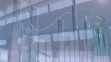 Spor salonundaki çeşitli bayan basketbolcu grupları üzerinden finansal veri işleme animasyonu. spor, bağlantılar ve dijital arayüz konsepti dijital olarak oluşturulmuş video.