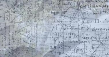 Gri arkaplandaki matematik formüllerinin animasyonu. küresel bilim, bağlantılar ve dijital arayüz konsepti dijital olarak oluşturulmuş video.