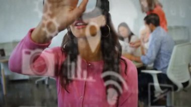 VR kulaklık takan karışık ırk kadınlarının sosyal medya simgeleri ve veri işlemelerinin canlandırılması. 