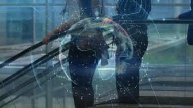 Ofisteki çeşitli iş adamları üzerinde dünya ve ağ bağlantılarının animasyonu. küresel iş, veri işleme ve dijital arayüz kavramı dijital olarak oluşturulmuş video.