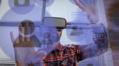 VR kulaklık takan karışık ırk adamlarının sosyal medya simgeleri ve veri işlemelerinin animasyonu. küresel dijital arayüz, teknoloji ve sosyal medya konsepti dijital olarak oluşturulmuş video.