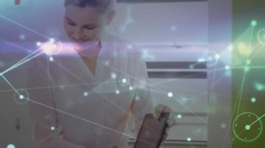 Çeşitli öğretmenler ve okul çocukları üzerindeki bağlantı ağının animasyonu. küresel eğitim, bağlantılar, veri işleme ve teknoloji konsepti dijital olarak oluşturulmuş video.