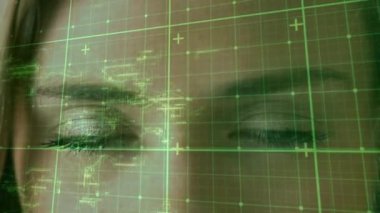 Beyaz kadın üzerinde veri işleme animasyonu. küresel veri işleme, hesaplama ve dijital arayüz kavramı dijital olarak oluşturulmuş video.