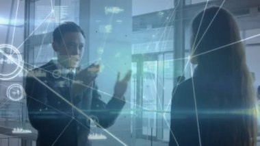 Ofisteki çeşitli iş adamları üzerinde veri işleme ve bağlantı ağlarının animasyonu. küresel iş, veri işleme ve dijital arayüz kavramı dijital olarak oluşturulmuş video.