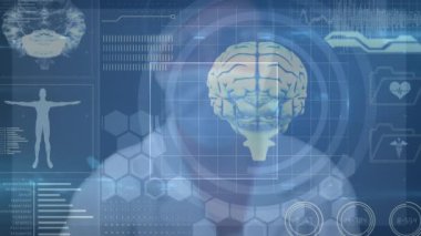 Dijital beyin ve yüz maskeli beyaz kadın üzerindeki dijital ekranın animasyonu. küresel bilim, veri işleme, bağlantılar ve dijital arayüz konsepti dijital olarak oluşturulmuş video.